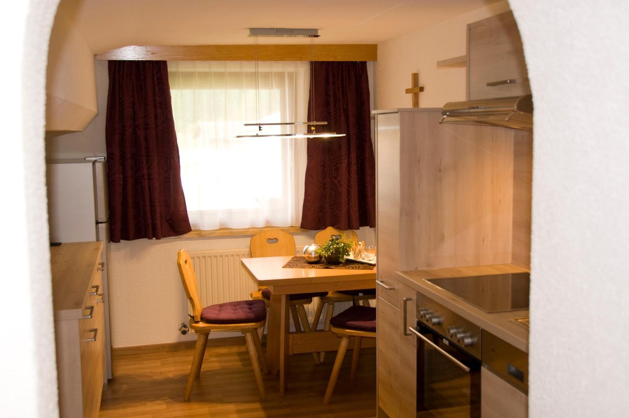 Haus Astoria Apartment Sankt Leonhard im Pitztal Bagian luar foto