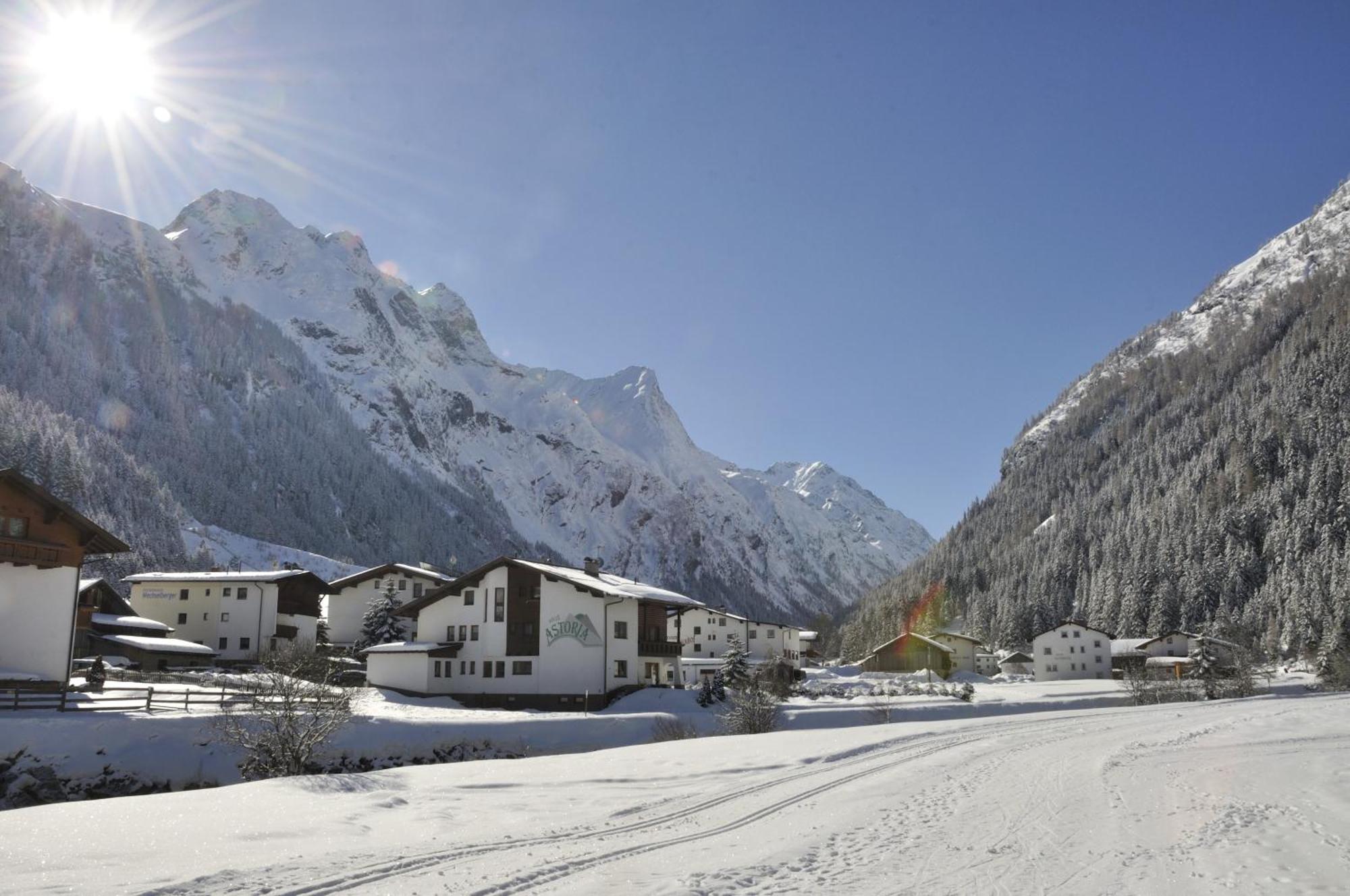 Haus Astoria Apartment Sankt Leonhard im Pitztal Bagian luar foto