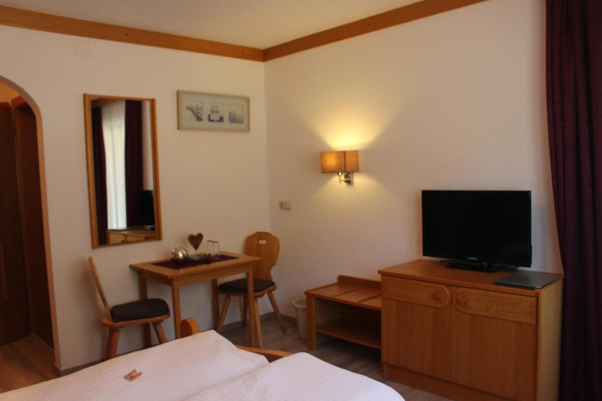Haus Astoria Apartment Sankt Leonhard im Pitztal Bagian luar foto