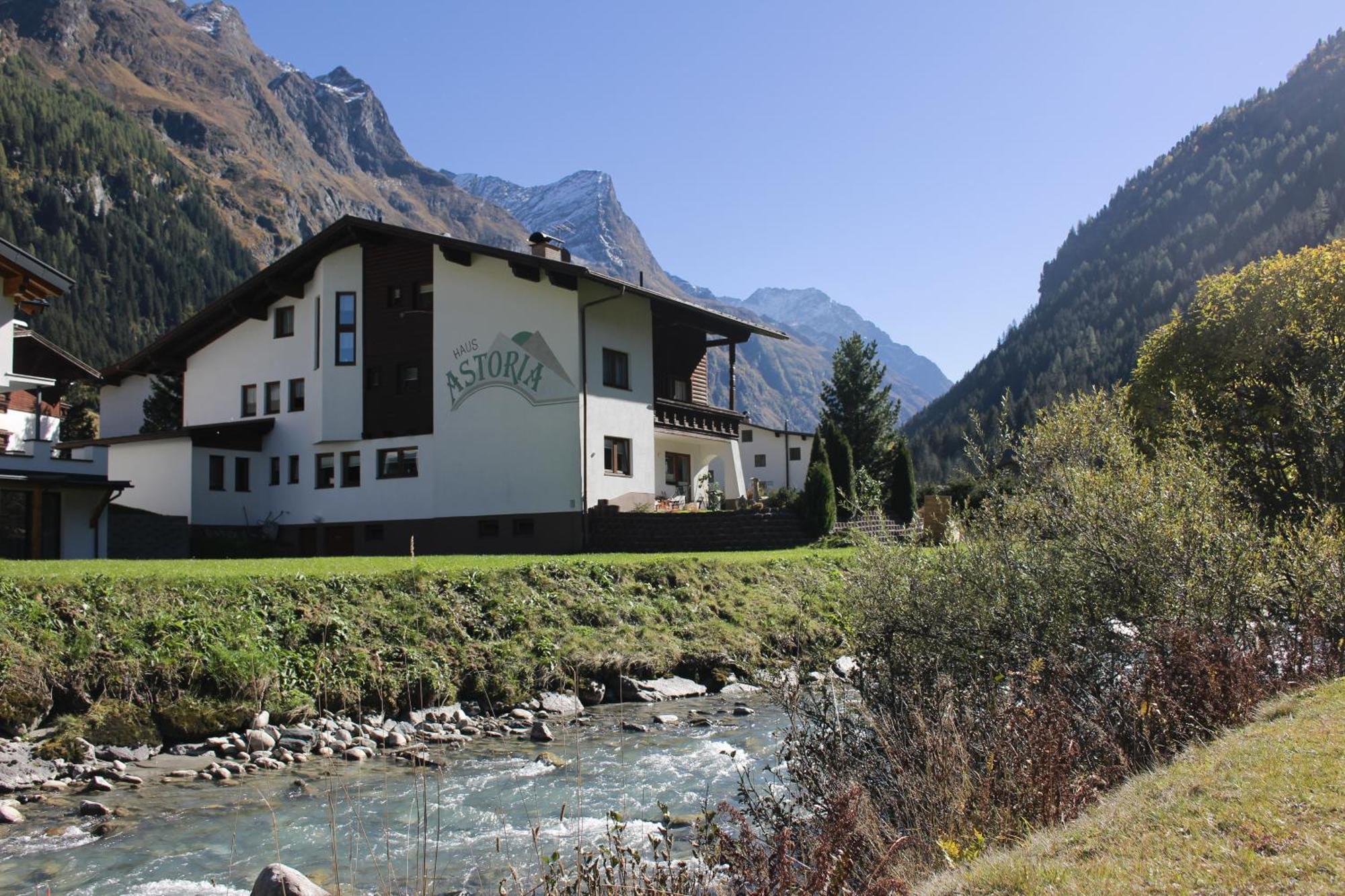 Haus Astoria Apartment Sankt Leonhard im Pitztal Bagian luar foto
