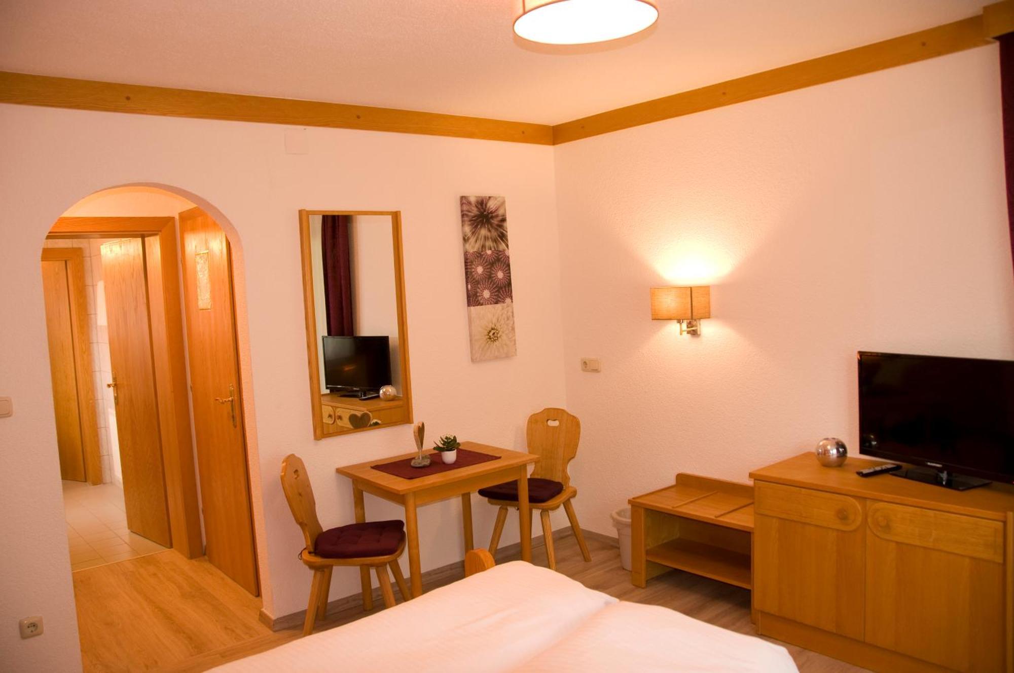 Haus Astoria Apartment Sankt Leonhard im Pitztal Bagian luar foto