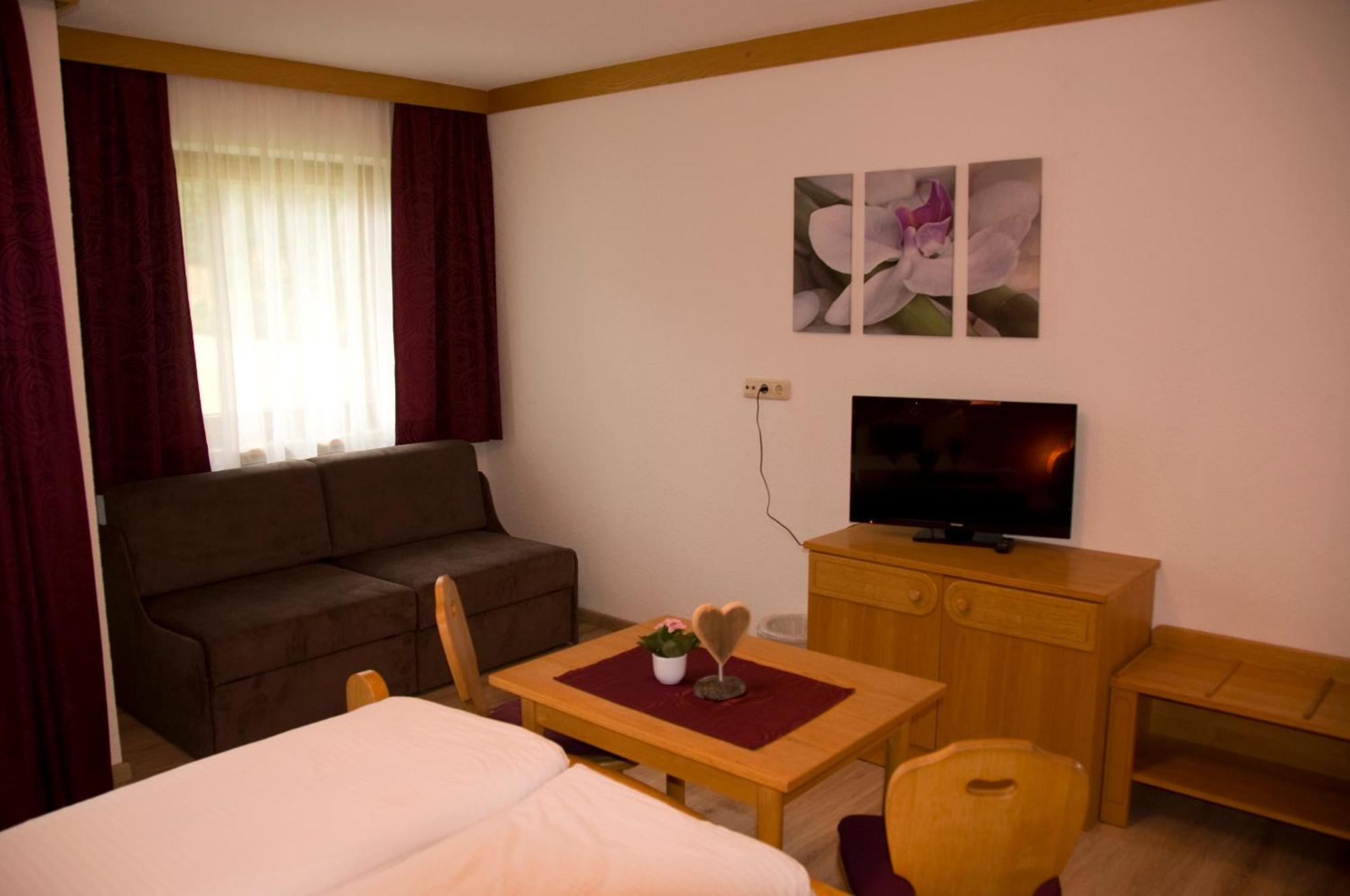 Haus Astoria Apartment Sankt Leonhard im Pitztal Bagian luar foto